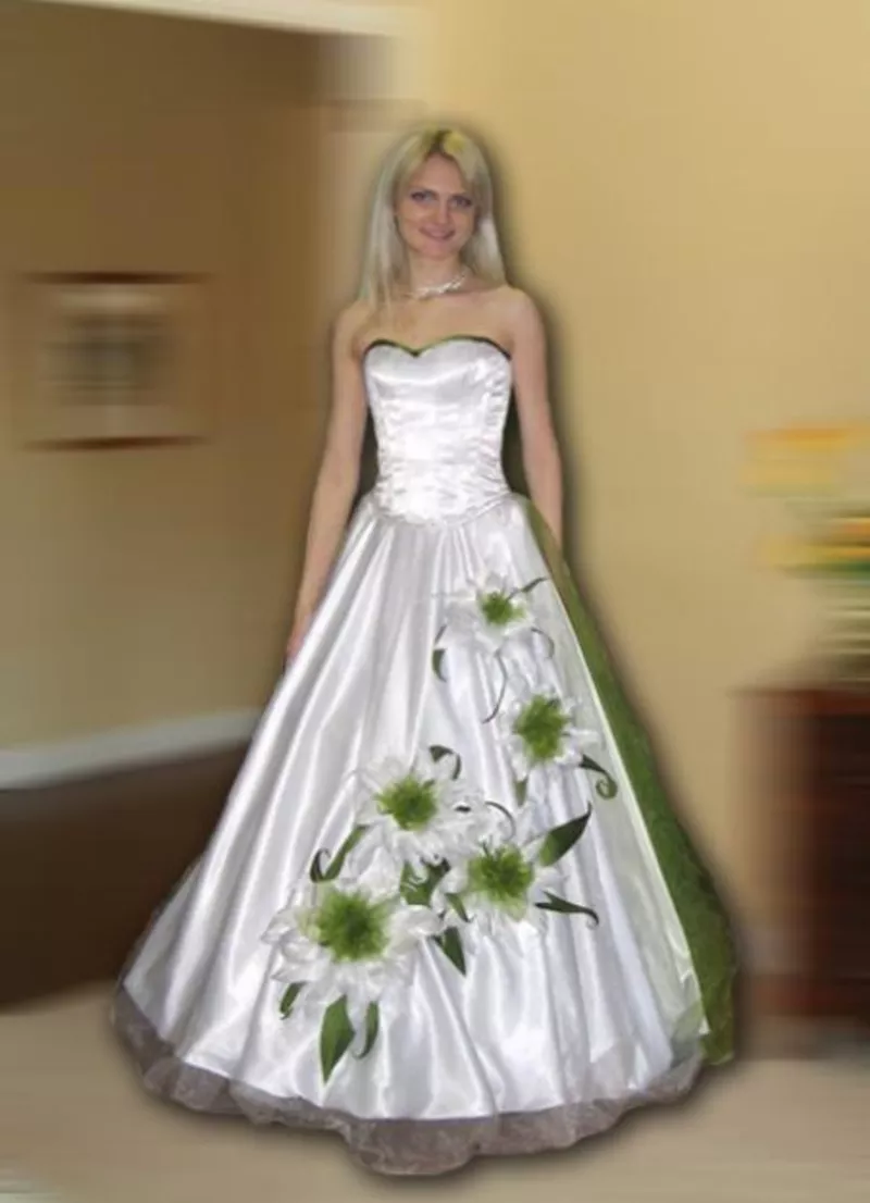 Продается свадебное платье ручной работы. 